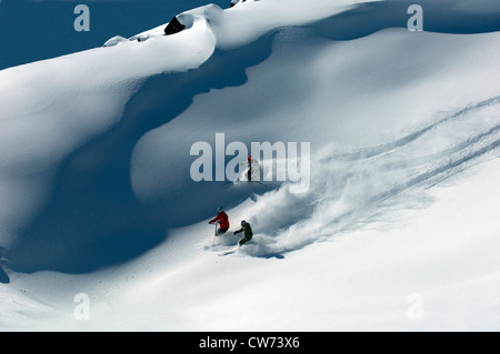 drei Skifahrer Tiefschnee Skifahren, Frankreich Stockfoto