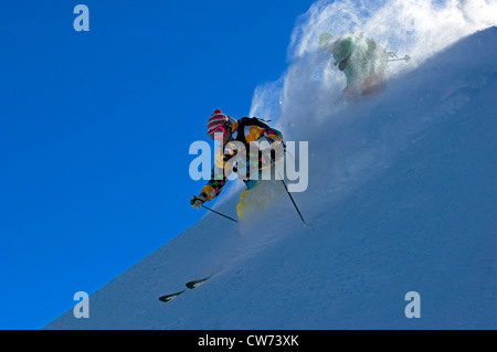 zwei Skifahrer bei der Fahrt im Tiefschnee, Frankreich Stockfoto