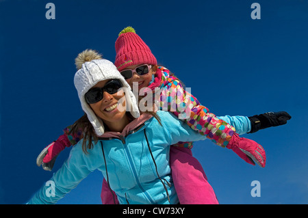 Mutter und Tochter im Winter Vacantions Spaß, Frankreich Stockfoto