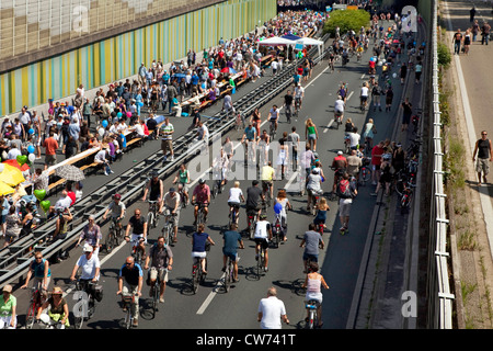 Menschen Sie auf der Veranstaltung "Still-Leben Ruhrschnellweg" auf der Autobahn A 40, Deutschland, Nordrhein-Westfalen, Ruhrgebiet, Essen Stockfoto