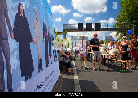 Menschen Sie auf der Veranstaltung "Still-Leben Ruhrschnellweg" auf der Autobahn A 40, Deutschland, Nordrhein-Westfalen, Ruhrgebiet, Essen Stockfoto