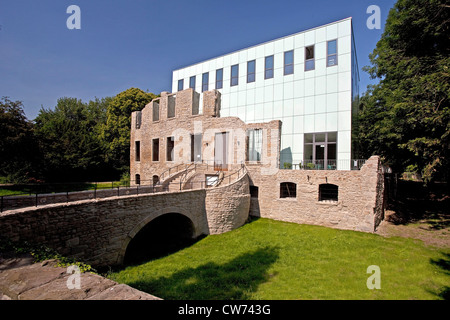 "Situation Kunst" in den Ruinen von Weitmar Castel mit neuen "Kubus", Deutschland, Nordrhein-Westfalen, Ruhrgebiet, Bochum Stockfoto