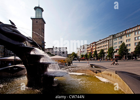 Brunnen mit Taube auf der Friedrich-Ebert-Platz mit Turm des Rathauses der Stadt Hagen, Ruhrgebiet, Nordrhein-Westfalen, Deutschland Stockfoto