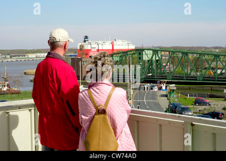 Autotransporter vor eine Drehbrücke mit Touristen auf eine Aussichtsplattform in einem Container im Vordergrund, Deutschland, Bremerhaven Stockfoto