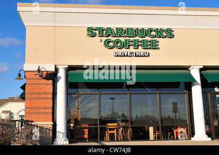 Ein Starbucks Coffee Franchise im Norden von Illinois. Elgin, Illinois, USA. Stockfoto