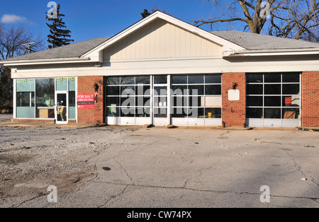 Illinois, USA. Ein Zeichen für schwierige wirtschaftliche Zeiten, eine Service-Station pleite. Mit dem Geschäftsverwahrlosten stand das Grundstück zum Verkauf. Stockfoto