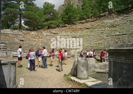 Touristen in das antike Theater von Priene, Türkei, Westanatolien, Priene Stockfoto