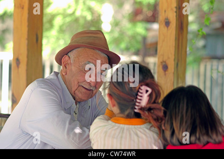 Blick auf seine Enkelinnen, Türkei, Westanatolien, Milas Opa Stockfoto