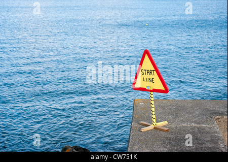 Zeile-Zeichen am Ende eines Piers - zeigt den Startpunkt für einen Swimming-Wettbewerb zu starten. Stockfoto