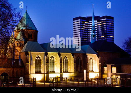 Essener Dom mit Rathaus im Hintergrund zur blauen Stunde, Essen, Ruhrgebiet, Nordrhein-Westfalen, Deutschland Stockfoto