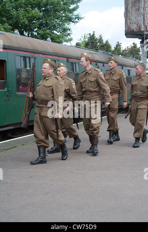 Home Guard auf Plattform mit Zug Stockfoto
