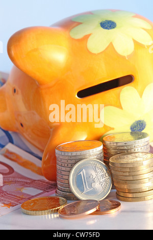 Sparschwein mit Euro-Münzen und Banknoten Stockfoto