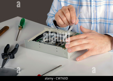 Mann, eine DVD-Laufwerk Reparatur Stockfoto