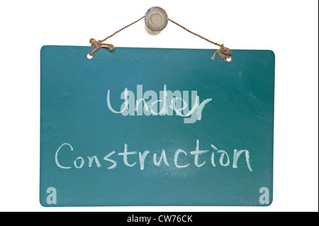 Unter Konstruktion Wörter auf grüner Grundplatte isoliert auf weißem Hintergrund Stockfoto