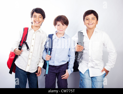 Drei fröhliche Teenager isoliert auf weißem Hintergrund, zurück zur Schule, beste Freunde Klassenkameraden Preteens stehen und Lächeln Stockfoto