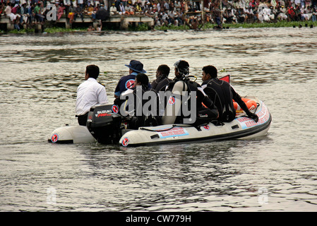 Kerala Feuer und Rettung Service & Tauchexperten in einem aufgeblasenen Rescue Boot Patrouille in Punnamadal während Nehru Trophäe-Regatta Stockfoto