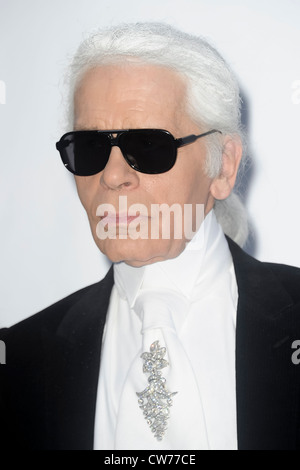 Karl Lagerfeld kommt für das AmfAR-Kino gegen AIDS Nutzen an das Hotel du Cap-Eden-Roc, während der Filmfestspiele von Cannes. Stockfoto