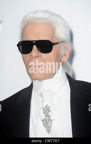 Karl Lagerfeld kommt für das AmfAR-Kino gegen AIDS Nutzen an das Hotel du Cap-Eden-Roc, während der Filmfestspiele von Cannes. Stockfoto