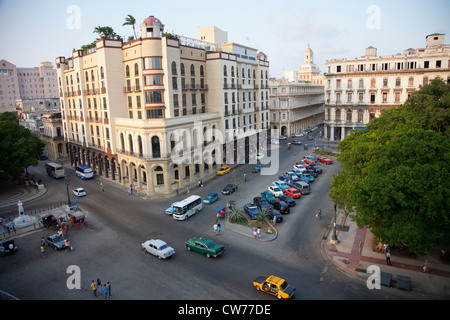 Luftaufnahme des Hotel Parque Central in Alt-Havanna-Kuba mit Bacardi Building im Hintergrund Stockfoto