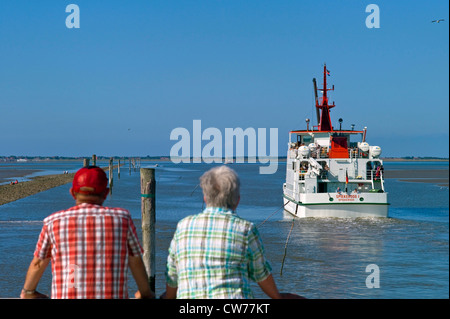 Schiff nach links Neuharlingersiel nach Spiekeroog Island, Deutschland, Niedersachsen, Neuharlingersiel Stockfoto