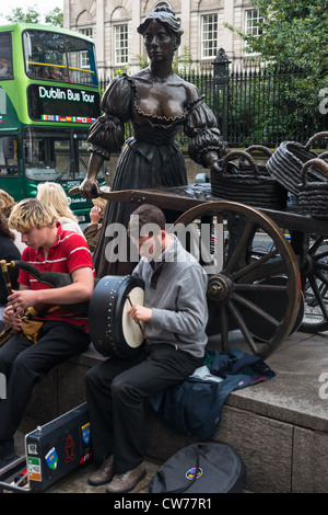 Dublin Irland - Buskers in Bronze-Statue von Molly Malone auf der Grafton Street, neben Trinity College, von dem Bildhauer Jeanne Rynhart. Stockfoto