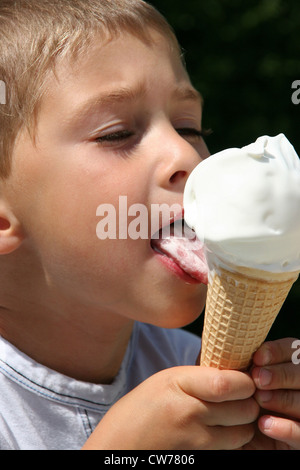 Junge isst Eis Stockfoto