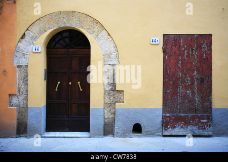 Türen der alten italienischen Steinhaus, Italien, Toskana, Val d' Orcia Stockfoto