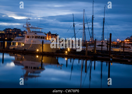 Schiffe im Hafen am Abend, Kanada, British Columbia, Victoria Stockfoto