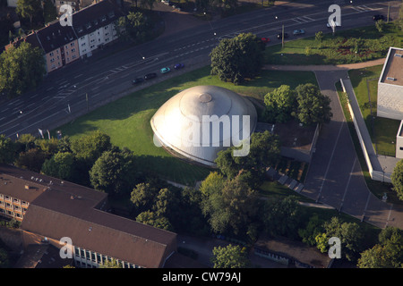 Ansicht von Zeiss Planetarium Bochum und Castroper Straße, Deutschland, Nordrhein-Westfalen, Ruhrgebiet, Bochum Stockfoto