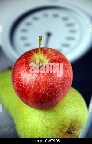 Früchte mit Personenwaage Stockfoto