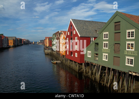 alten Lagerhäuser flankieren beiderseits des Flusses Nidelva, Norwegen, Trondheim Stockfoto