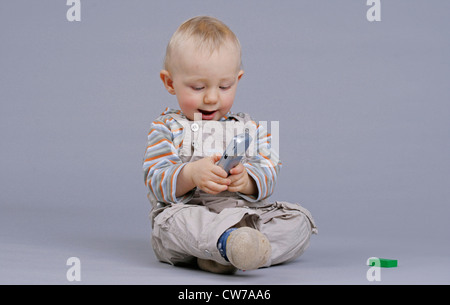 kleiner Junge Inspektion Telefon, Deutschland, Ruhrgebiet, Herdecke Stockfoto