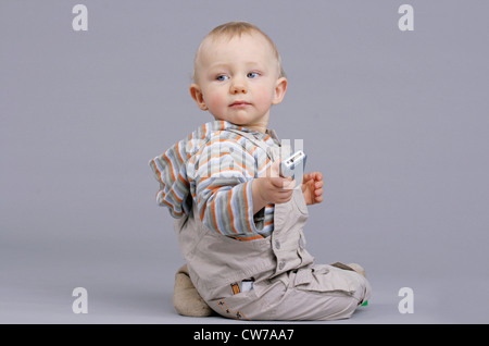 kleiner Junge hält in der hand, mobile Deutschland Stockfoto