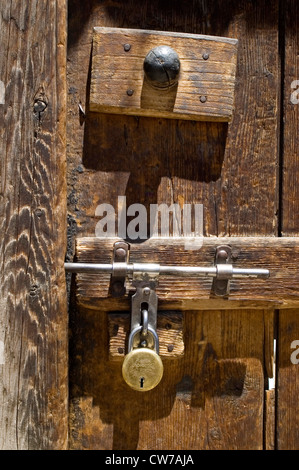 Tür mit Schloss in einem alten Haus, Indien, Ladakh Stockfoto