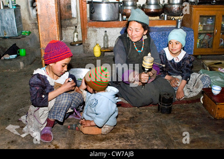 alte Frau aus Ladakh mit Enkelkind, Nurla Dorf, Industal, Indien Stockfoto