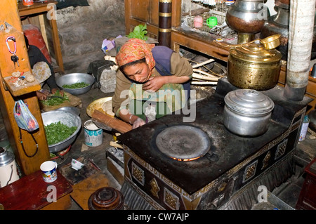 Frau in der Küche, Nurla, Indus Senke, Indien, Ladakh Chapatis Backen Stockfoto