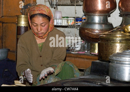 Frau in der Küche, Nurla, Indus Senke, Indien, Ladakh Chapatis Backen Stockfoto