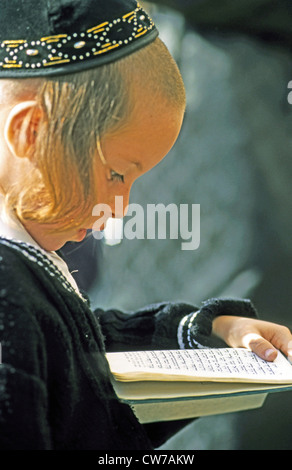 orthodoxe jüdische Junge betet an der Klagemauer, Israel, Jerusalem Stockfoto