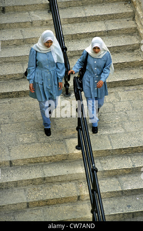 Mädchen in Schooluniform auf Treppe, Israel, Jerusalem Stockfoto