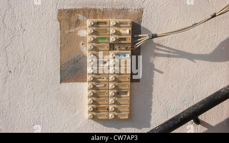 Plattenglocken eines Mehrfamilienhauses brauchen Rehabilitation, Witten, Ruhrgebiet, Nordrhein-Westfalen, Deutschland Stockfoto