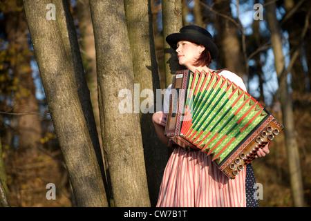 Frau in Tracht mit der steirischen Harmonika, Österreich, Steiermark Stockfoto