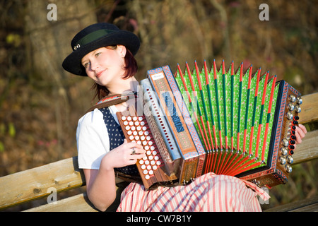 Frau in Tracht mit der steirischen Harmonika, Österreich, Steiermark Stockfoto