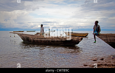 zwei jungen auf Fischerbooten am Tanganjikasee, Burundi, Makamba, Mvugo, Nyanza Lac Stockfoto