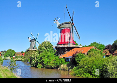 zwei Mühlen von Greetsiel, Deutschland, Niedersachsen, Ostfriesland Stockfoto