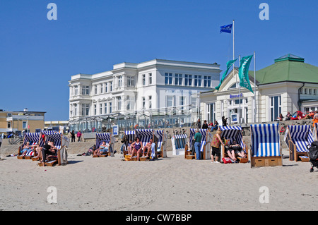 Menschen in Liegestühle auf Norderney, Deutschland, Niedersachsen, Ostfriesland Stockfoto