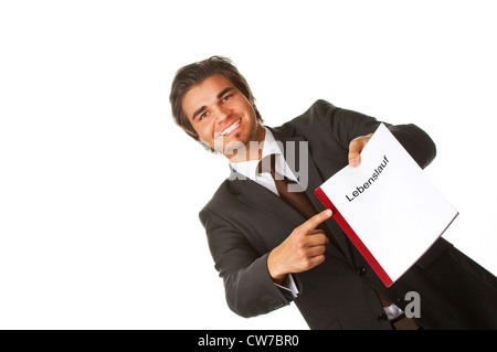 freundlichen jungen Mann Übergabe sein Lebenslauf, Deutschland Stockfoto