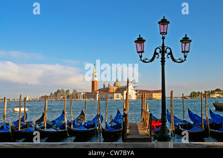 Blick auf den Markusplatz mit Campanile, Gondeln im Vordergrund, Italien, Venedig Stockfoto