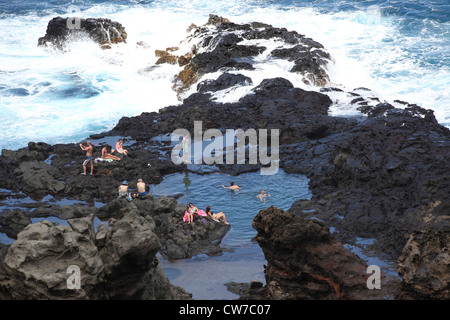 Personen Baden in natürlichen Pools an der Kliffküste Olivin Pools, West Maui, Hawaii, USA Stockfoto