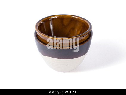 zwei braune Schalen auf weißem Hintergrund. Stockfoto