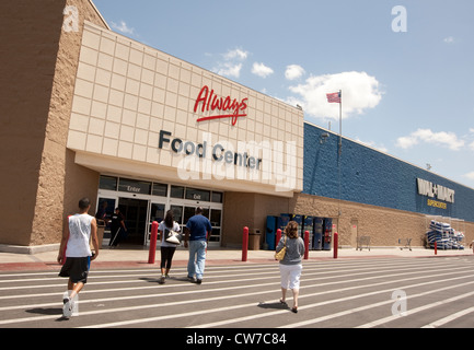 Außenseite des Wal-Mart Supercenter Filiale in San Marcos, Texas Stockfoto